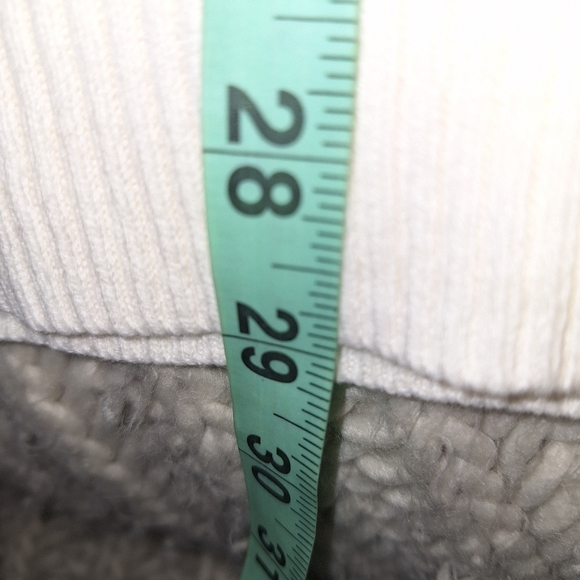 An INC International Concepts cream color turtleneck sweater in a women's XL.NWT - Picture 8 of 9